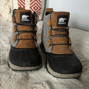 Sorel Women's Black and Brown Ankle Boots